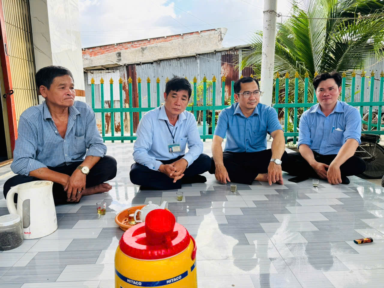 Hình ảnh đoàn công tác tuyên truyền người dân không ăn cá Nóc