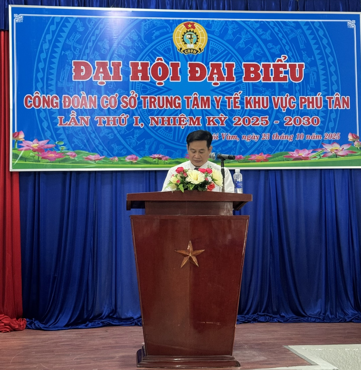 Đồng chí Hồng Mùng Hai phó giám đốc Trung tâm Y tế phát biểu chỉ đạo hội nghị